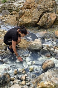 Caraïbes, Ile de la Dominique, Castle Bruce, Parc national du Morne Trois Pitons classé Patrimoine Mondial de l'UNESCO, la Vallée de la Désolation, rivière aux sources d'eau chaude dont la couleur unique est due à la présence de calcium, de carbone, de soufre et de fer, randonneur sur le sentier menant au Boiling Lake