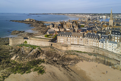 France, Ille-et-Vilaine (35), Côte d'Emeraude, Saint-Malo, la ville fortifiée avec la Tour Bidouane à gauche et la plage du Bon Secours au premier plan (vue aérienne)