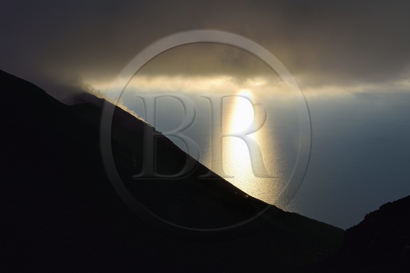 Italie, Sicile, iles Eoliennes, classées Patrimoine Mondial de l'UNESCO, ile de Stromboli, fumerolles et nuages sur les pentes du volcan actif au coucher de soleil