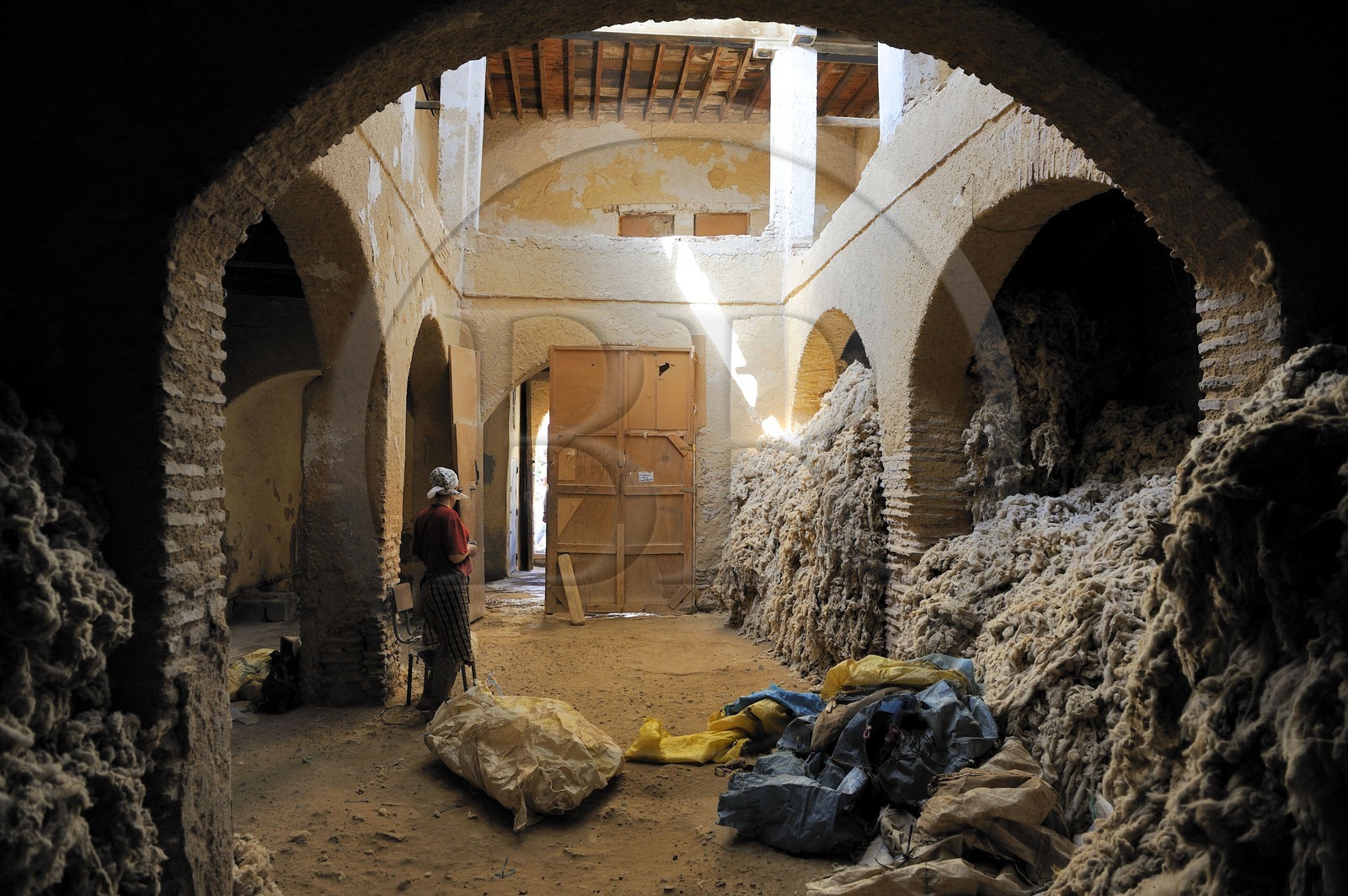 Maroc, Moyen Atlas, Fès, ville impériale, médina classée Patrimoine Mondial de l'UNESCO, Fès el Bali, stock de laine dans un ancien caravansérail ou funduq