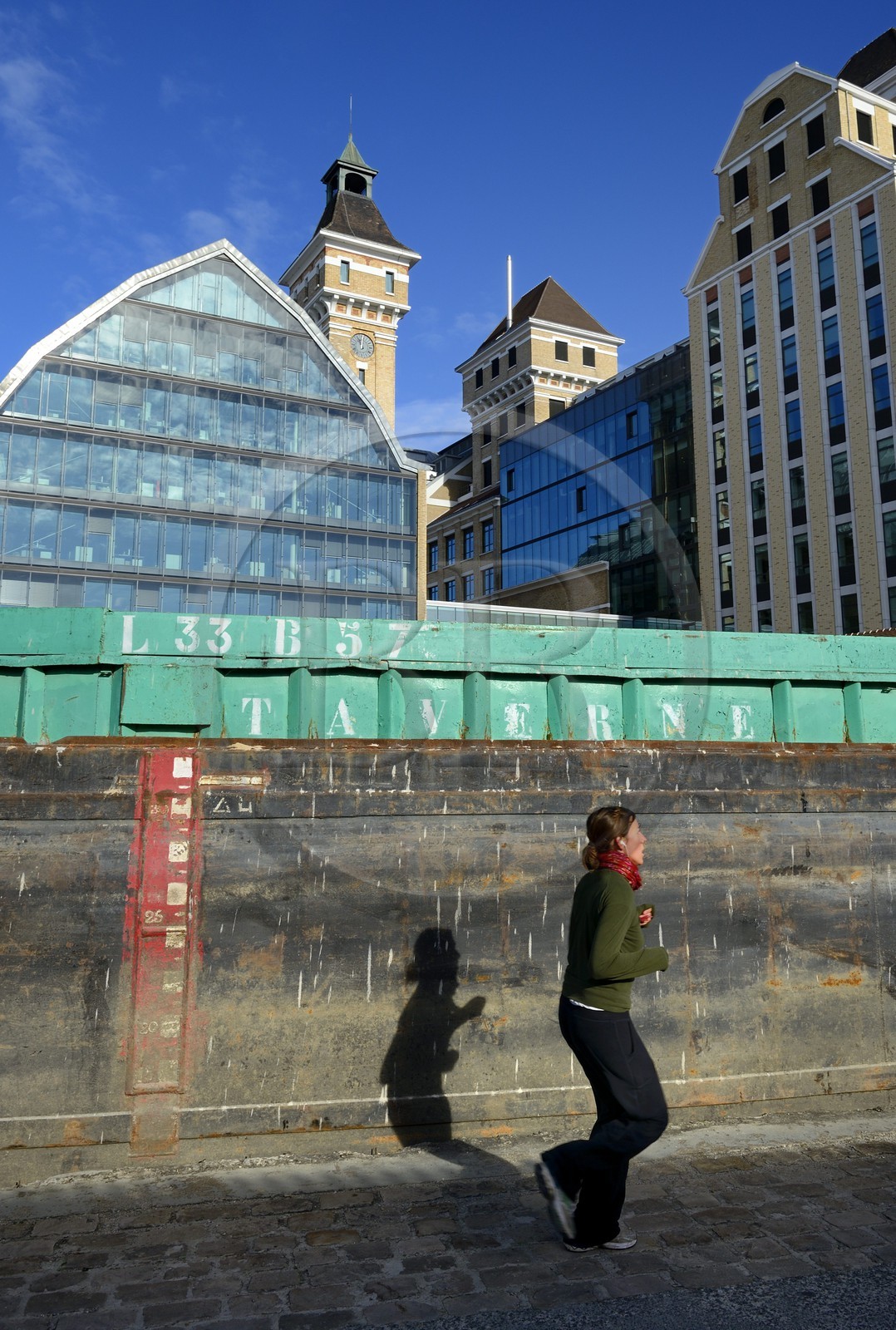 France, Seine-Saint-Denis (93), Pantin, Les anciens Grands Moulins de Pantin créées en 1884 réhabilités pour y réaliser un ensemble immobilier de bureaux conçu par le cabinet d'architectes Reichen et Robert pour BNP-Paribas Securities Services, le canal de l'Ourcq