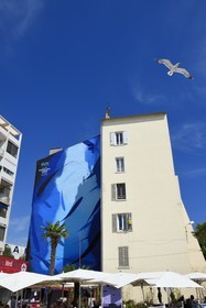 France, Var (83), Toulon, fresque dédiée à la mer sur un mur du port par l'artiste Michael Beerens