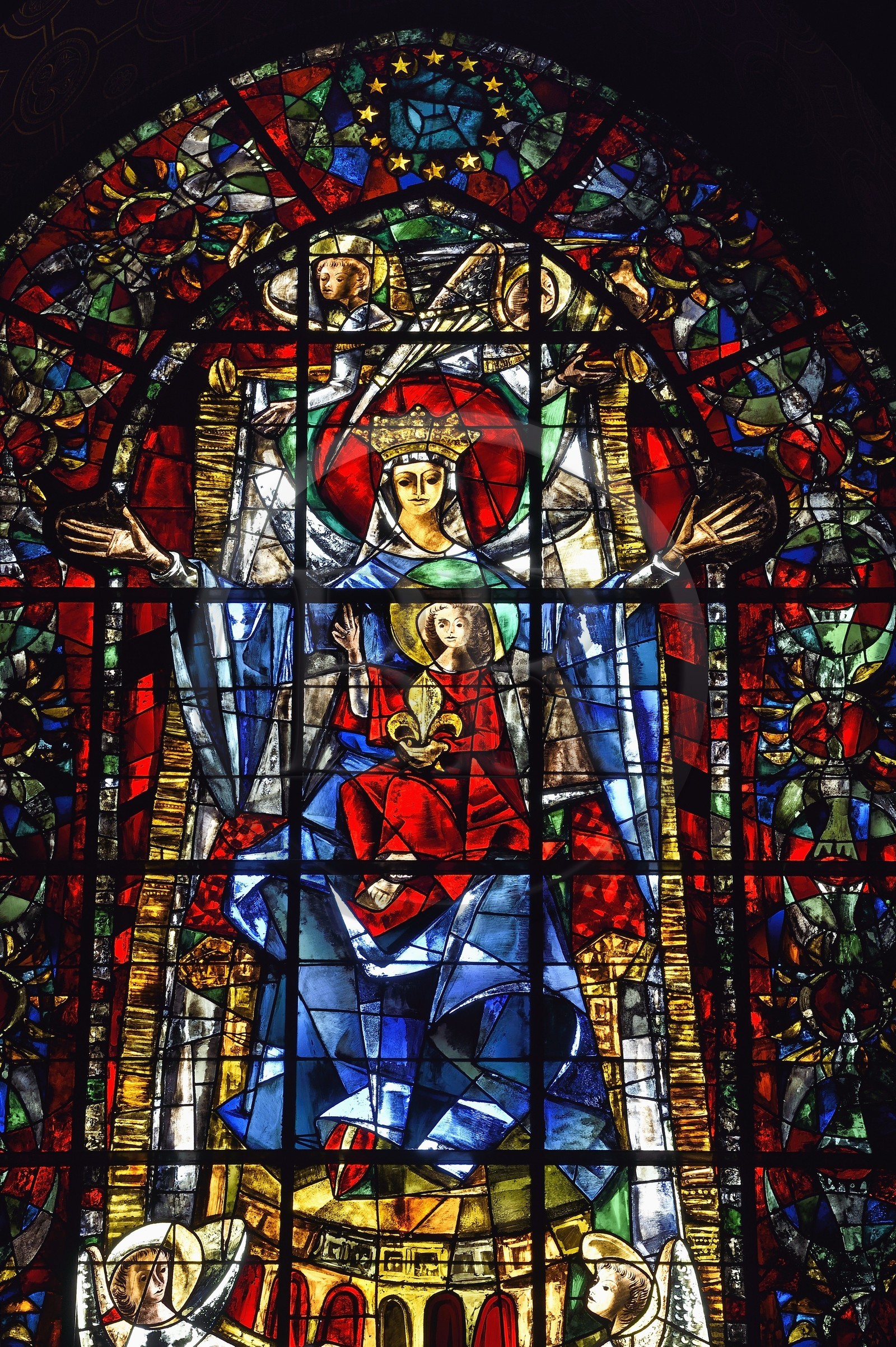 France, Bas-Rhin (67), Strasbourg, vieille ville classée au Patrimoine Mondial de l'UNESCO, la cathédrale Notre-Dame, vitrail moderne au centre du choeur représentant la Vierge à l'enfant, don du Conseil de l'Europe avec les douze étoiles du drapeau européen visiblent en haut