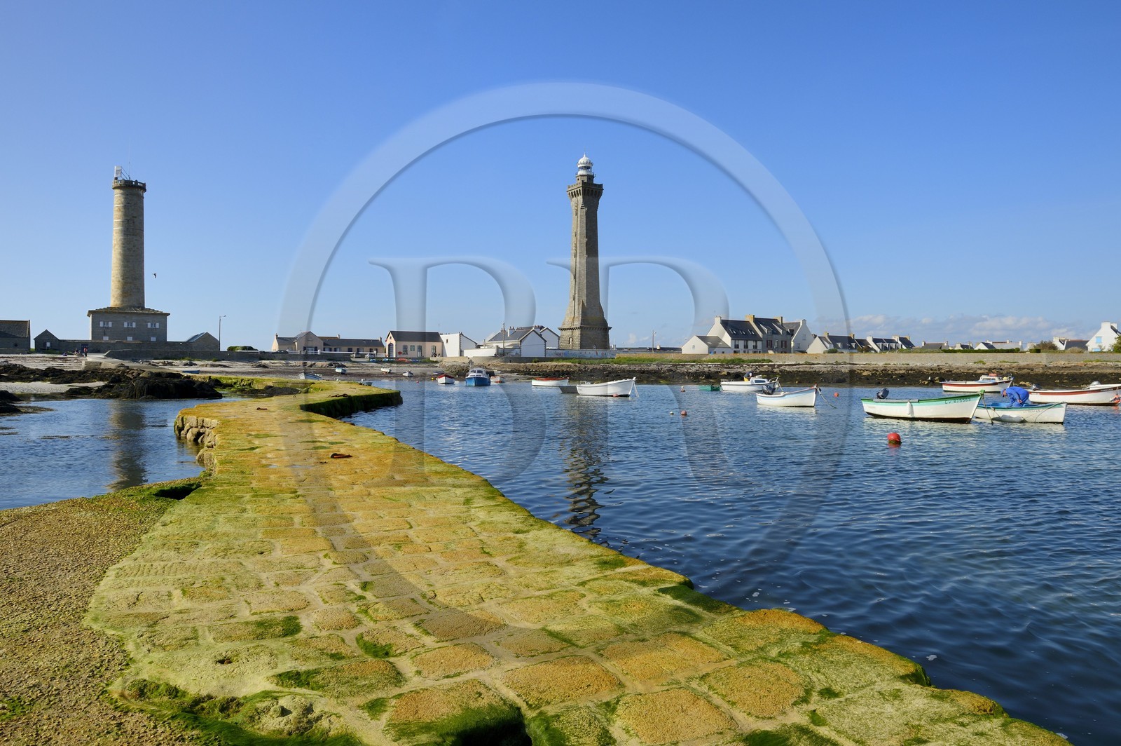 France, Finistère (29), Penmarc'h, Pointe de Penmarch, port Saint-Pierre, phare d'Eckmühl à droite, ancien phare et sémaphore à gauche