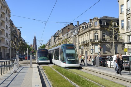France, Bas-Rhin (67), Strasbourg, quartier de la Neustadt datant de la periode allemande, le tramway avenue de la Paix et la cathédrale Notre-Dame en arrière plan, la villa Hummel réalisée par l'architecte parisien Berger en 1887-1888 de style Louis XV sur la droite