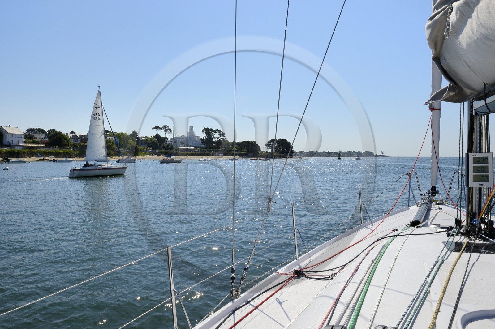 France, Finistère (29), Bénodet, le voilier Pogo 10.50 à la sortie de l'estuaire de l'Odet