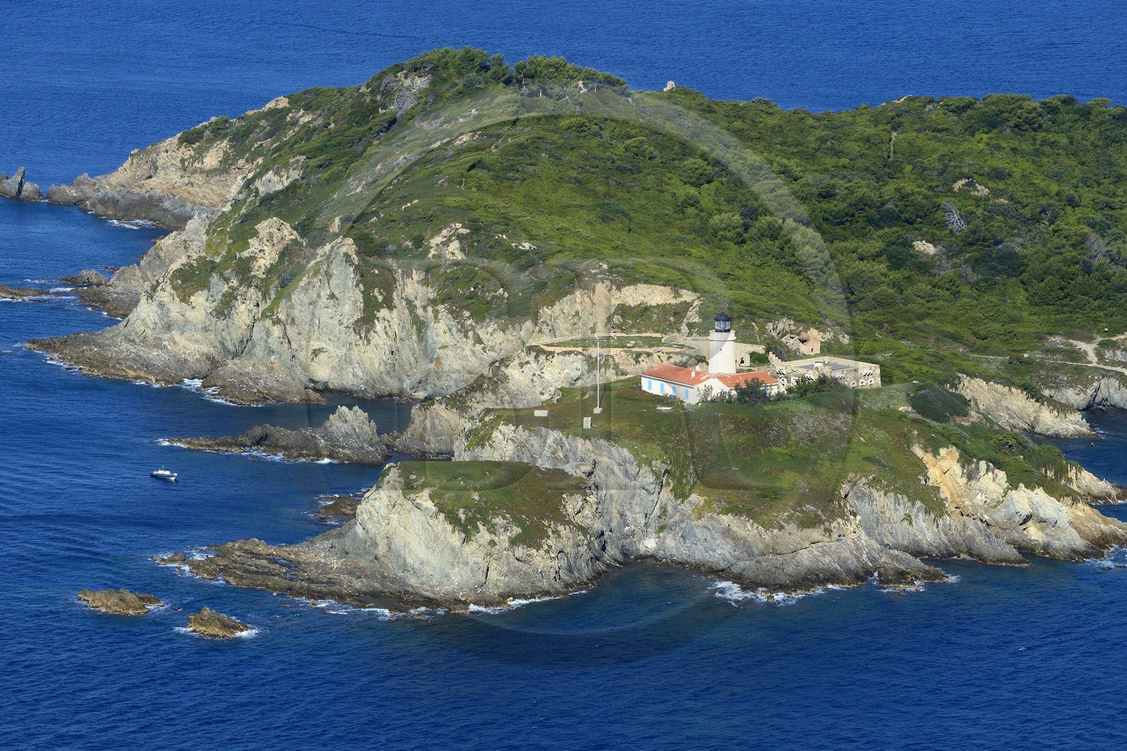 France, Var (83), Hyères, Ile du Grand Ribaud située entre la Presqu'Ile de Giens et l'Ile de Porquerolles (vue aérienne)