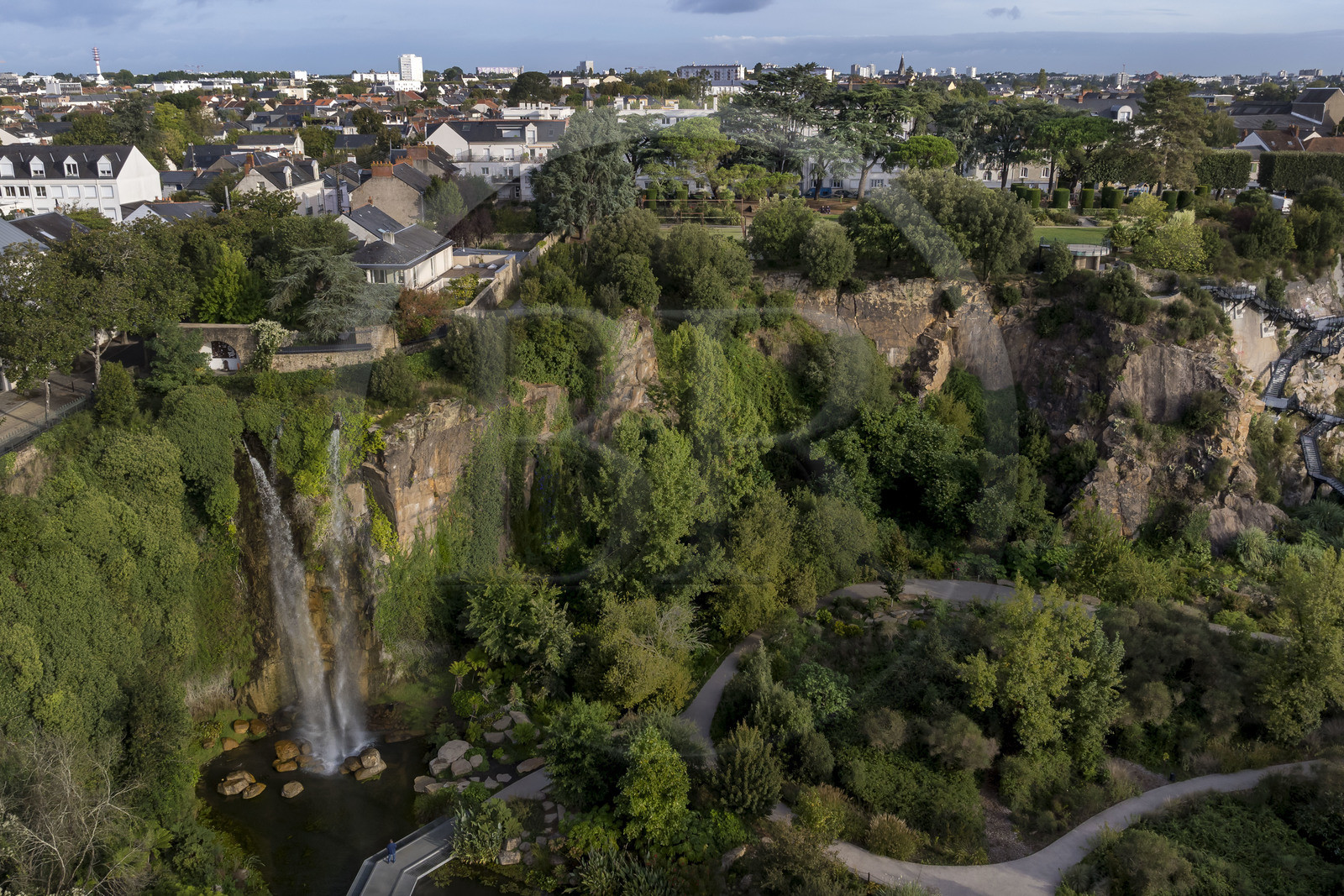 France, Loire-Atlantique (44), Nantes, quartier de Chantenay, le Jardin Extraordinaire, parc public situé dans l'ancienne Carrière de Miséry avec sa cascade artificielle de 25 m de haut (vue aérienne)