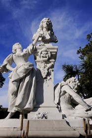 France, Hérault (34), Pézenas, Monument de Molière (1897), par Jean-Antoine Injalbert, le buste de Molière est entouré par une soubrette représentant la comédie et un satyre représentant la satire