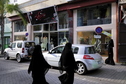 France, île de la Réunion, Saint-Pierre, femmes musulmanes voilées dans la rue principale