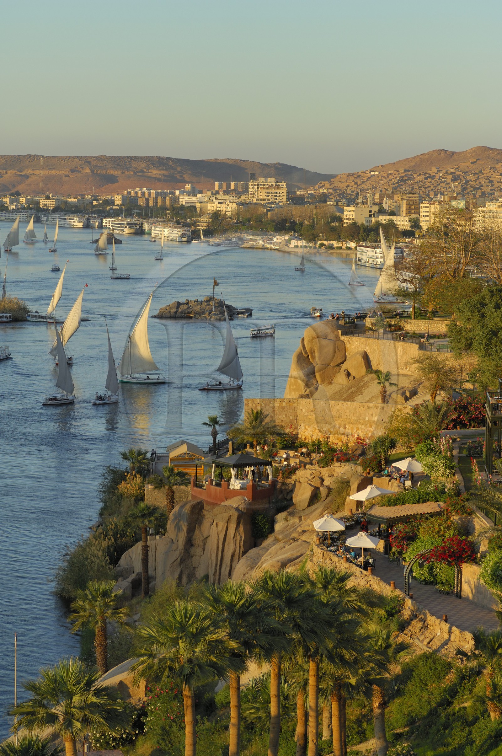 Egypte, Haute Egypte, vallée du Nil, Assouan, felouques sur le Nil à la hauteur de l'hotel Old Cataract