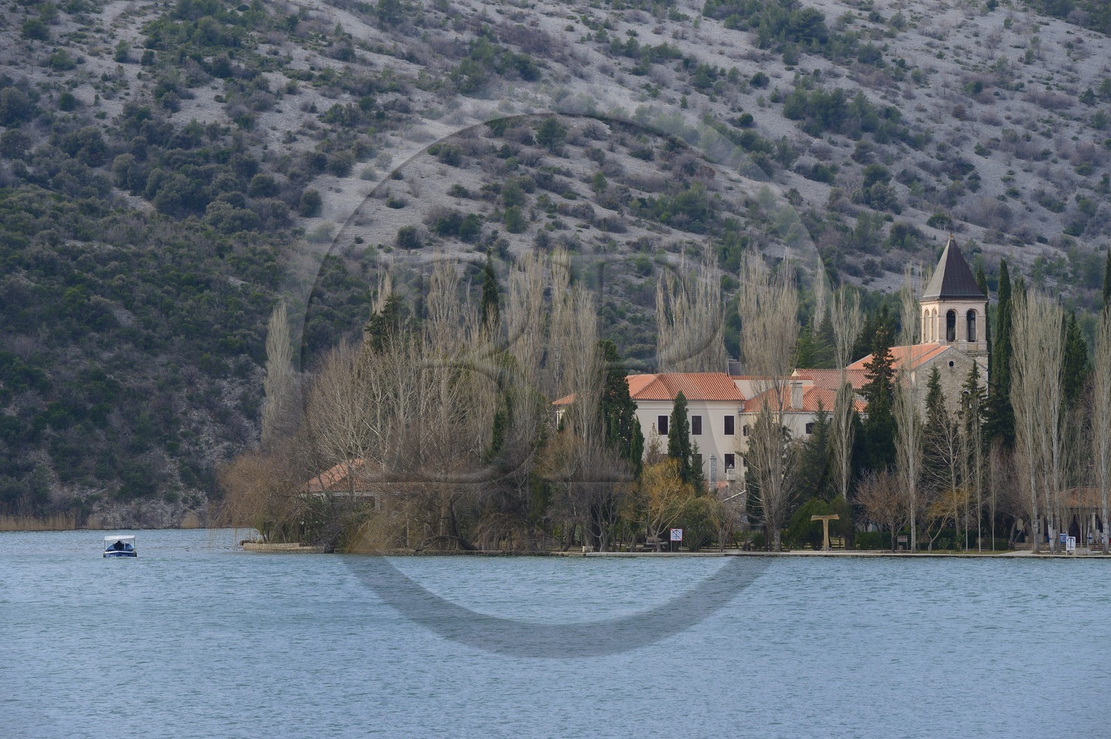 Croatie, Dalmatie, Parc national de Krka où la rivière Krka devient le lac de Visovac, monastère franciscain de l’îlot Visovac