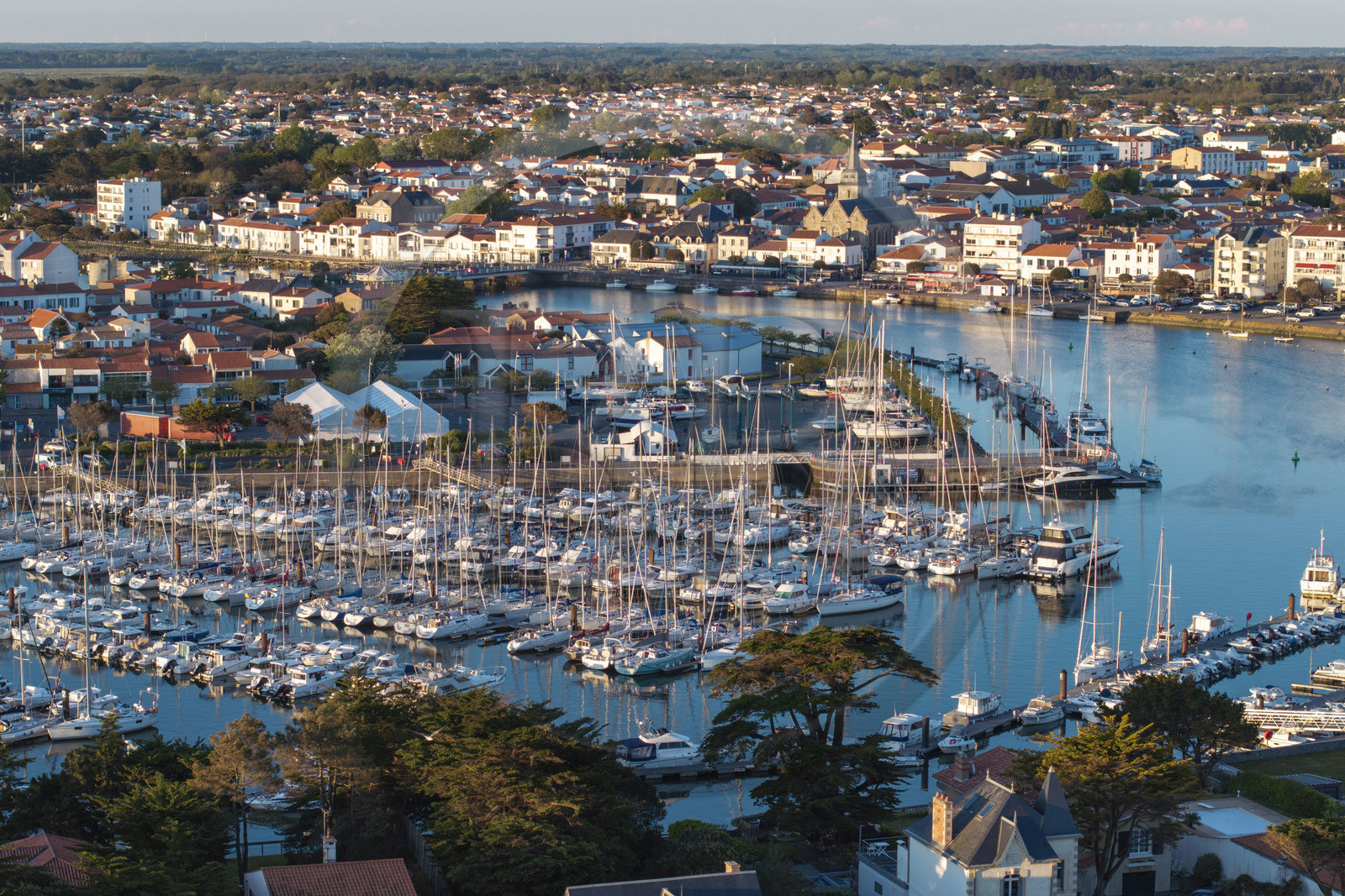 France, Vendée (85), Saint-Gilles-Croix-de-Vie, le port de plaisance et Saint-Gilles-sur-Vie en arrière plan à droite (vue aérienne)