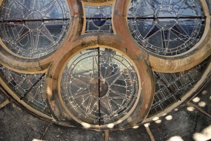 France, Bas-Rhin (67), Strasbourg, vieille ville classée au Patrimoine Mondial de l'UNESCO, la cathédrale Notre-Dame, facade orientale, vitrail d'origine doublé par un vitrail moderne en exterieur en verre blanc pour sa protection