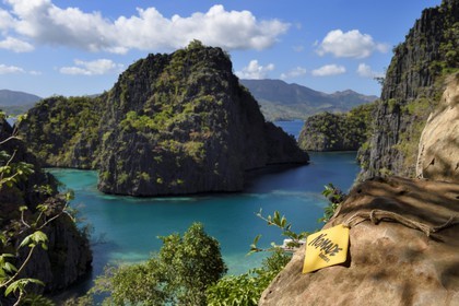 Philippines, Calamian Islands dans le nord de Palawan, Coron Island Natural Biotic Area, lagon sur le chemin du lac Kayangan, falaises abruptes et formations rocheuses karstique en calcaire du Permien