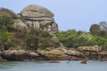 France, Côtes-d'Armor (22), Côte de Granit Rose, Perros-Guirec, sortie en paddle dans l'anse de Ploumanac'h, le rocher appelé Bastille en arrière plan