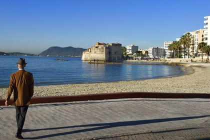 France, Var (83), Toulon, corniche, le Fort Saint-Louis et la plage du Mourillon