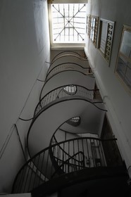 France, Pyrénées-Atlantiques (64), Pays-Basque, Bayonne, cage d'escalier hélicoidal à barreaux fonte d'un immeuble du XIXème siècle de la rue du Port Neuf