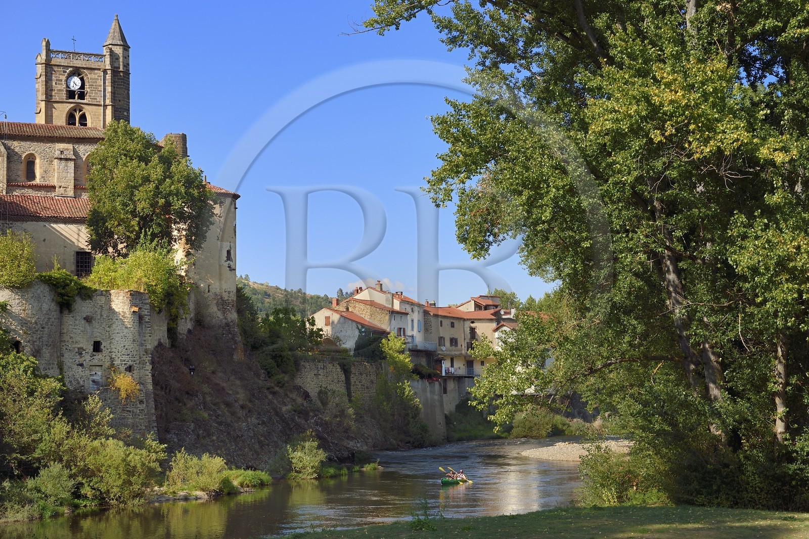 France, Haute-Loire (43), Lavoûte-Chilhac, le prieuré Sainte-Croix en bordure de la rivière l'Allier