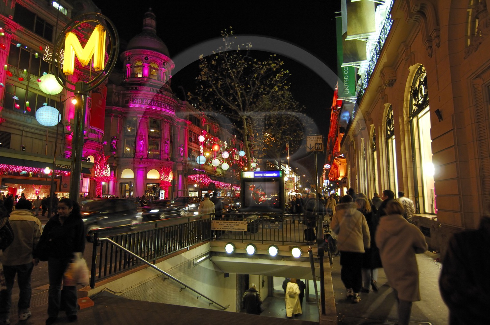 France, Paris (75), le grand magasin Le Printemps et le boulevard Haussmann de nuit