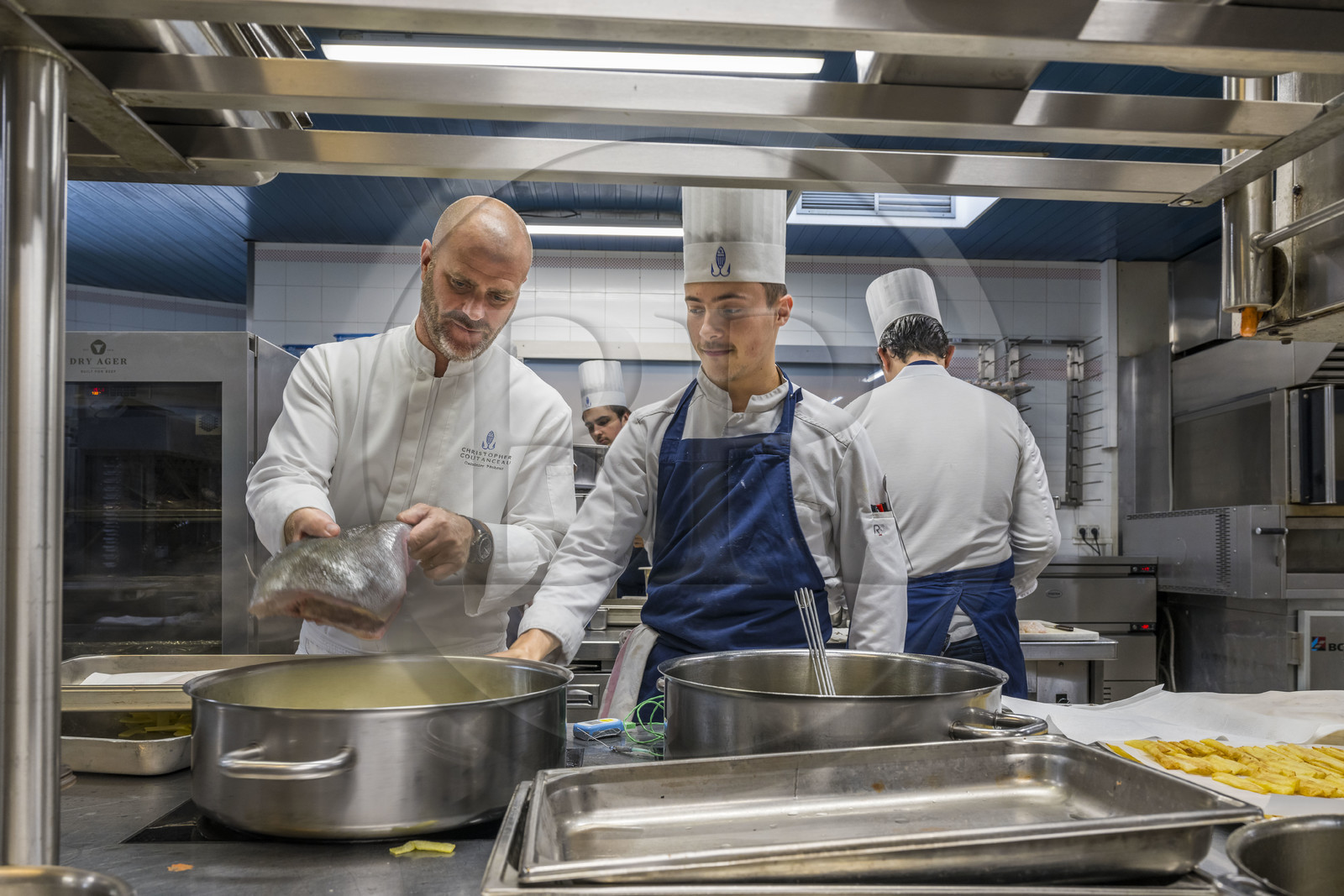 France, Charente-Maritime (17), La Rochelle, le chef étoilé Christopher Coutanceau dans les cuisines de son restaurant gastronomique 2 étoiles Michelin