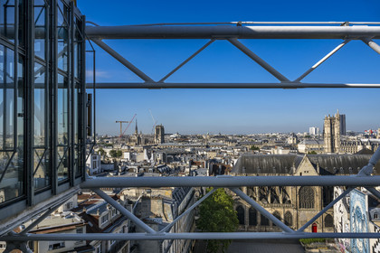 France, Paris (75), quartier des Halles  Beaubourg, la cathédrale Notre-Dame en travaux et la tour Saint-Jacques vue depuis le dernier étage du Centre Pompidou (Centre national d'art et de culture Georges-Pompidou) France, Paris, Les Halles Beaubourg district, Notre-Dame Cathedral under construction and the Saint-Jacques Tower seen from the top floor of the Centre Pompidou (National Centre for Art and Culture Georges-Pompidou)