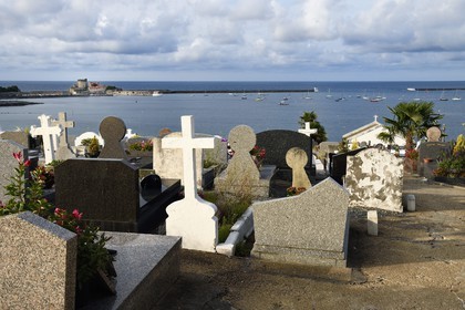 France, Pyrénées-Atlantiques (64), la côte du Pays-Basque, Ciboure, cimetière marin de Socoa et le fort de Socoa en arrière plan