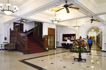 Sri Lanka, province du centre, Kandy, le Queen hotel datant de l'époque coloniale, hall principal