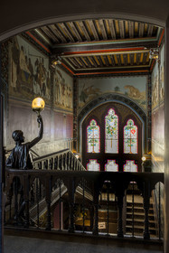 France, Pyrénées-Atlantiques (64), la côte du Pays-Basque, Hendaye, chateau d'Abbadia construit en 1870 par Eugène Viollet-le-Duc pour Antoine d'Abbadie d'Arrast, le grand escalier, statue porte-torchère représentant Abdullah ancien esclave ethiopien affranchi et mort sous la commune de Paris