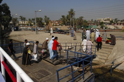 Egypte, Haute Egypte, vallée du Nil, Louxor, débarquement du ferry