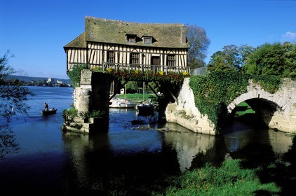 France, Eure (27), Vernon, le vieux moulin sur l' ancien pont sur la Seine