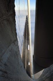 France, entre Calvados (14) et Seine-Maritime (76), le Pont de Normandie enjambe la Seine, ouverture dans le pylone pour laisser passer un hauban qui soutient le pont