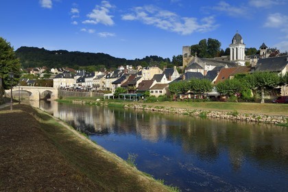 France, Dordogne (24), Périgord Noir, Montignac-sur-Vézère, le village et les quais de la Vézère