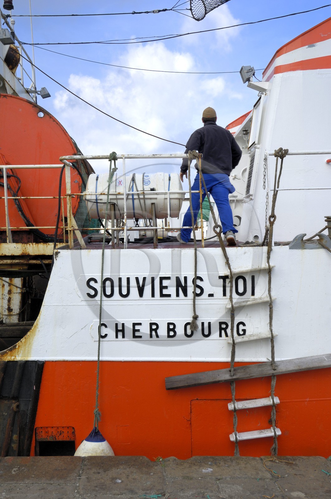 France, Manche (50), Cherbourg, chalutier dans le bassin du commerce