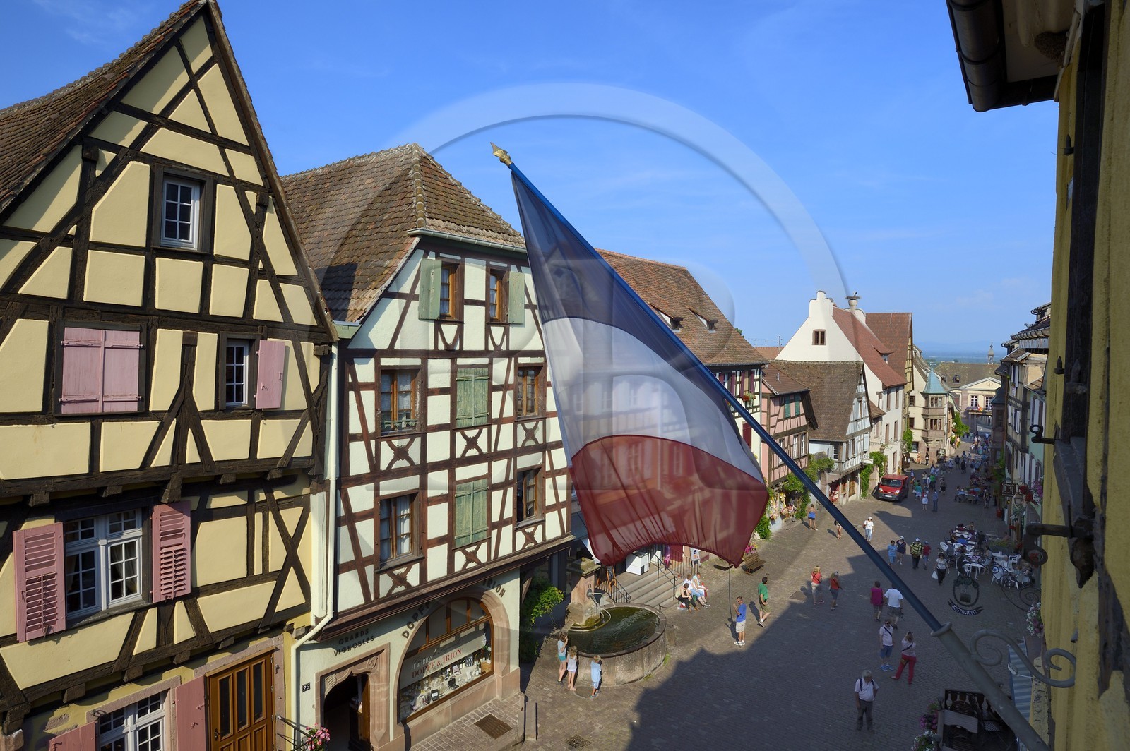 France, Haut-Rhin (68), Riquewihr, labellisé Les Plus Beaux Villages de France, maisons à pans de bois dans la rue principale (rue du Général de Gaulle) et l'Hotel de Ville en arrière plan