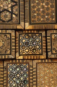 Egypte, Haute Egypte, vallée du Nil, Louxor, le souk, boite décorées