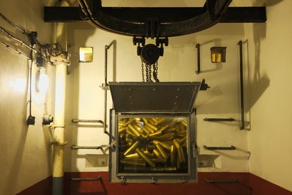 France, Bas-Rhin (67), Hunspach, la Ligne Maginot, le fort de Schoenenbourg, récupération des douilles de canon sous les tourelles de tir