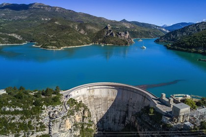 France, Alpes-de-Haute-Provence (04), barrage du lac de Castillon qui retient les eaux du Verdon, cadran solaire géant sur la paroie de 100 mètres de haut (vue aérienne)