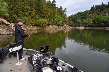 France, Cantal (15), Gorges de la Truyère, Chaliers, David Domas gérant de Instant Pêche pêchant à la ligne sur la rivière en amont du viaduc de Garabit