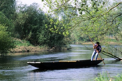 France, Bas-Rhin (67), batelier sur la rivière du Ried