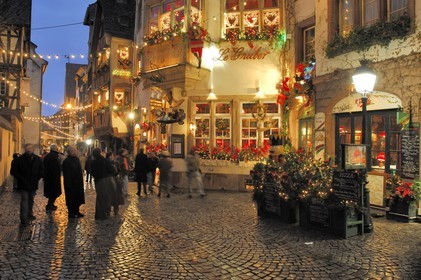 France, Bas Rhin (67), Strasbourg a Noel, decorations de Noel d'un restaurant dans le quartier de la Cathedrale