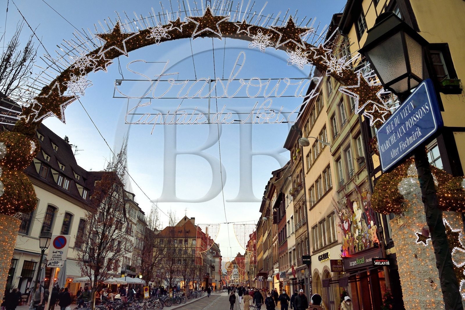 France, Bas-Rhin (67), Strasbourg, vieille ville classée au Patrimoine Mondial de l’UNESCO, Strasbourg Capitale de Noël s'affiche à l'entrée de la rue du Vieux-Marché-aux-Poissons