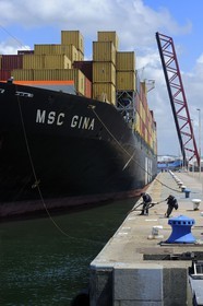 France, Seine-Maritime (76), Le Havre, le port de commerce, porte-conteneurs dans l'écluse François Ier à quai