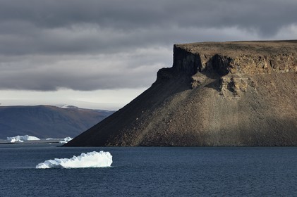 Groenland, cote ouest, Baie de North Star, Wolstenholme fjord, la montagne tabulaire de Dundas (Thulé) et la calotte glaciaire en arrière plan