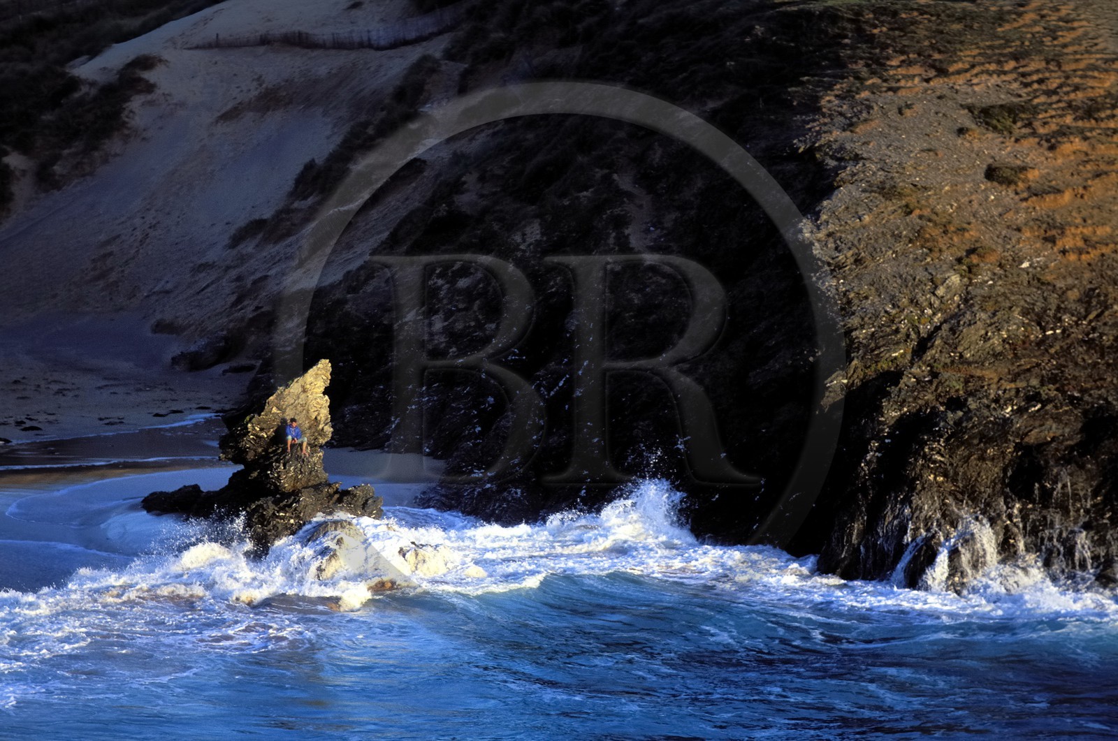 France, Morbihan (56), Belle-Île, un homme contemplant la mer (plage de Donnant)