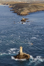 France, Finistère (29), Mer d'Iroise, Plogoff, le phare de la Vieille et la Pointe du Raz en arrière plan (vue aérienne)