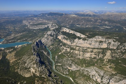 Var (83) rive gauche et Alpes-de-Haute-Provence (04) rive droite, Parc Naturel Régional du Verdon, les Gorges du Verdon qui débouchent sur le lac de Sainte Croix, la chaîne des Alpes en arrière plan (vue aérienne)
