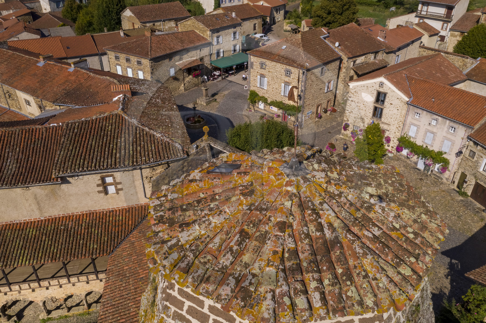 France, Haute-Loire (43), Lavaudieu, labellisé Les Plus Beaux Villages de France, l'Abbaye Saint-André de style roman auvergnat, girouette en forme de bonnet phrygien héritage de la révolution au sommet de l'église abbatiale (vue aérienne)