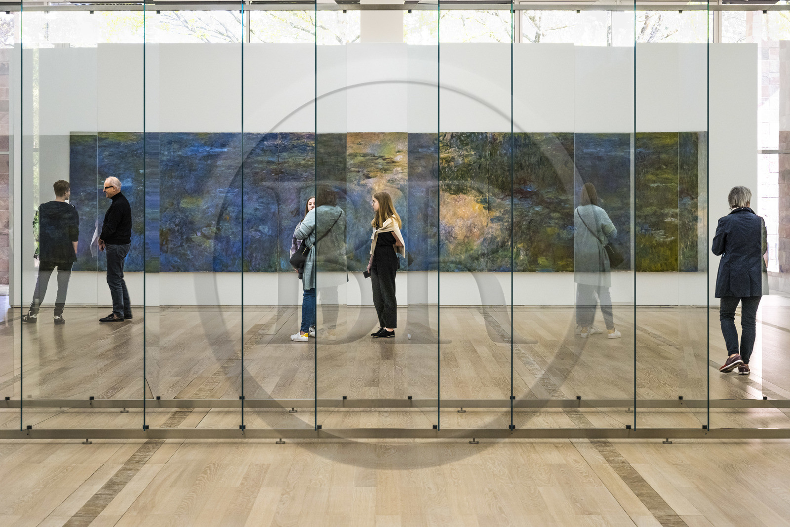 Suisse, Bâle, Riehen, fondation Beyeler, 12 Scheiben (Reihe) (2013) de Gerhard Richter au premier plan et Le Bassin aux Nymphéas de Claude Monnet