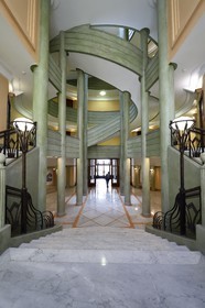 France, Alpes-Maritimes (06), Nice, quartier des Baumettes, l'immeuble Art déco Le Gloria Mansions, le grand hall d'entrée, monumental escalier central à cage elliptique